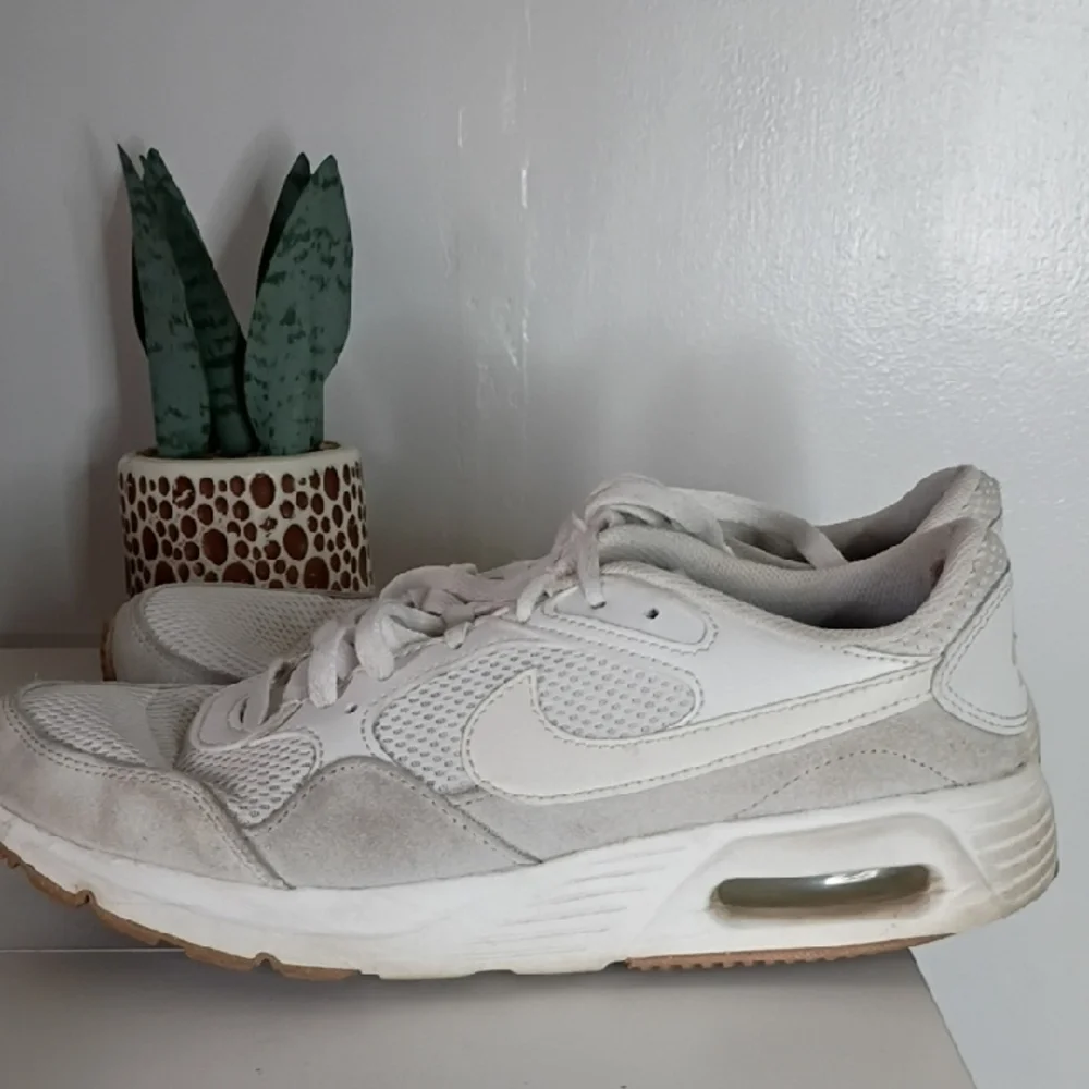 the Nike Air Max SC sneaker Women's White and Gray Sneakers size 8.5